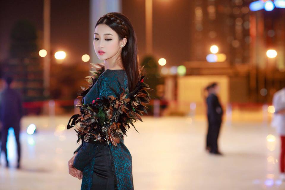 Hoa hậu Đỗ Mỹ Linh li&ecirc;n tục khoe v&ograve;ng eo con kiến gợi cảm