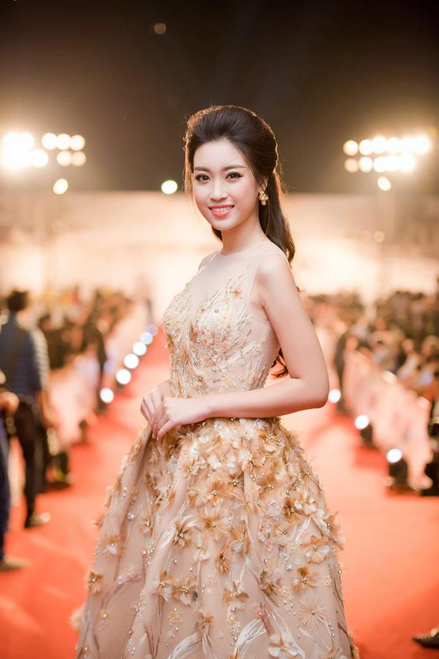 Hoa hậu Đỗ Mỹ Linh li&ecirc;n tục khoe v&ograve;ng eo con kiến gợi cảm