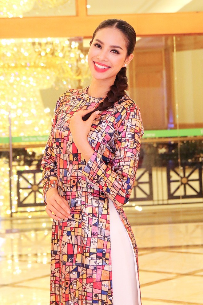 Phạm Hương ngày càng trẻ trung với những lần 'biến hóa' kiểu tóc Phạm Hương ngày càng trẻ trung với những lần 'biến hóa' kiểu tóc