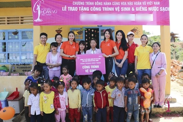 Phạm Hương c&ugrave;ng Lệ Hằng, Nam Em 'cưỡi' m&aacute;y c&agrave;y đến với trẻ em v&ugrave;ng cao