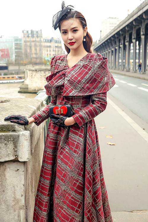 'Nữ hoàng sắc đẹp toàn cầu' Ngọc Duyên gây ấn tượng trên phố Paris