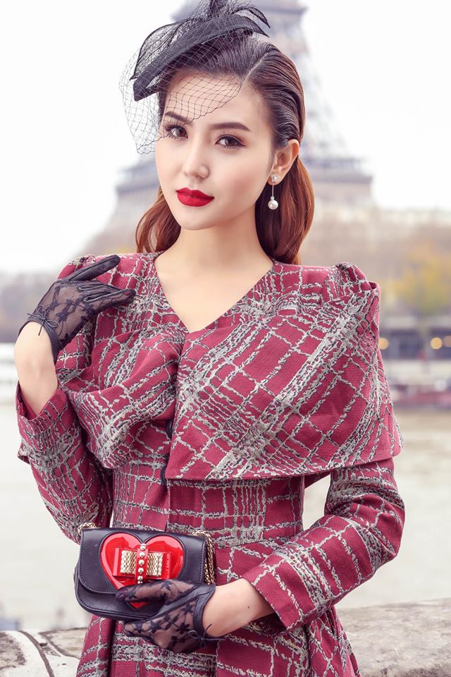 'Nữ hoàng sắc đẹp toàn cầu' Ngọc Duyên gây ấn tượng trên phố Paris
