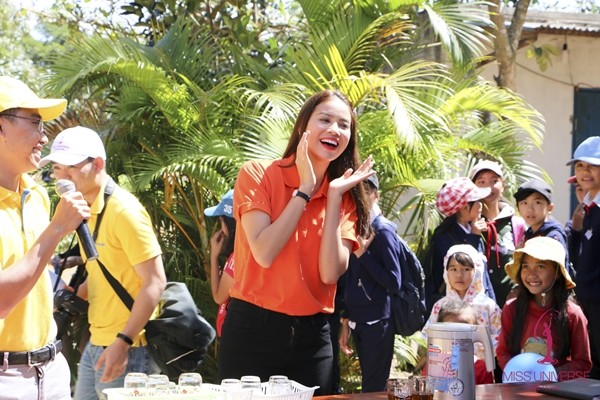 Phạm Hương c&ugrave;ng Lệ Hằng, Nam Em 'cưỡi' m&aacute;y c&agrave;y đến với trẻ em v&ugrave;ng cao