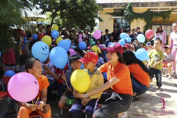 Phạm Hương c&ugrave;ng Lệ Hằng, Nam Em 'cưỡi' m&aacute;y c&agrave;y đến với trẻ em v&ugrave;ng cao