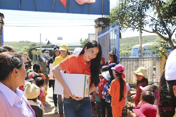 Phạm Hương c&ugrave;ng Lệ Hằng, Nam Em 'cưỡi' m&aacute;y c&agrave;y đến với trẻ em v&ugrave;ng cao