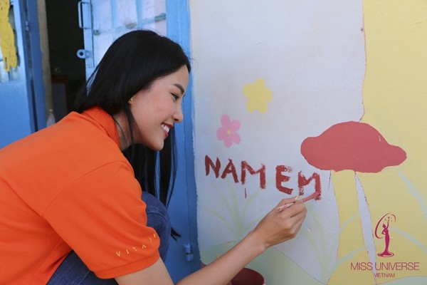 Phạm Hương c&ugrave;ng Lệ Hằng, Nam Em 'cưỡi' m&aacute;y c&agrave;y đến với trẻ em v&ugrave;ng cao