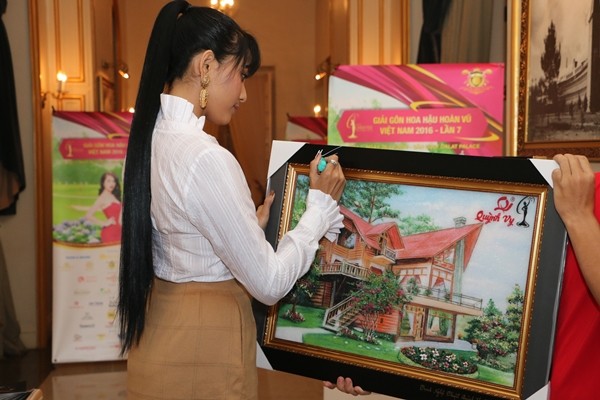 Phạm Hương c&ugrave;ng Lệ Hằng, Nam Em 'cưỡi' m&aacute;y c&agrave;y đến với trẻ em v&ugrave;ng cao