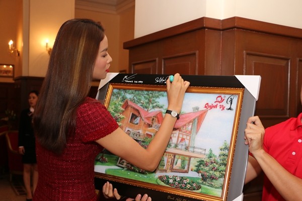 Phạm Hương c&ugrave;ng Lệ Hằng, Nam Em 'cưỡi' m&aacute;y c&agrave;y đến với trẻ em v&ugrave;ng cao