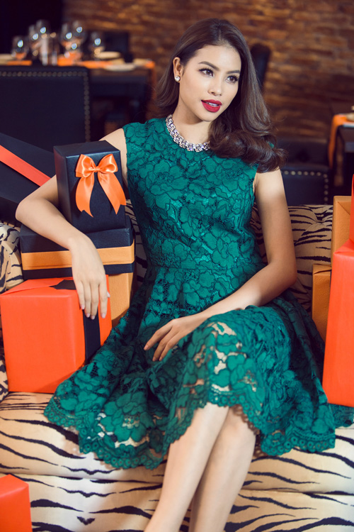 Phạm Hương rạng rỡ đ&oacute;n Gi&aacute;ng sinh sớm