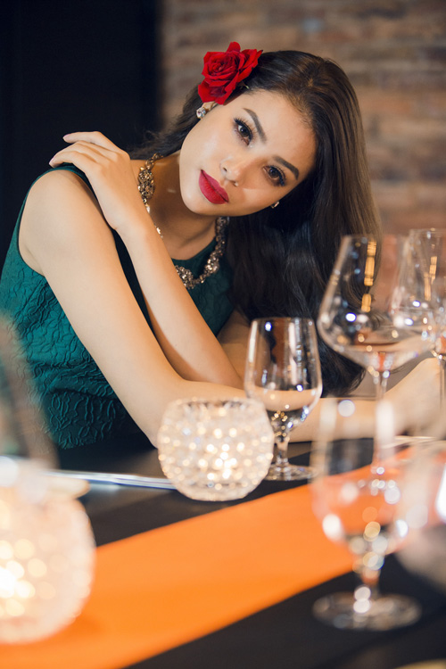 Phạm Hương rạng rỡ đ&oacute;n Gi&aacute;ng sinh sớm