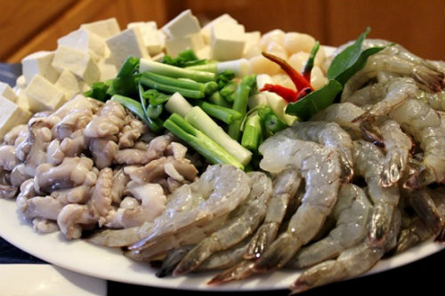 Cuối tuần l&agrave;m m&oacute;n lẩu Th&aacute;i hải sản đ&atilde;i cả nh&agrave; - ảnh 1