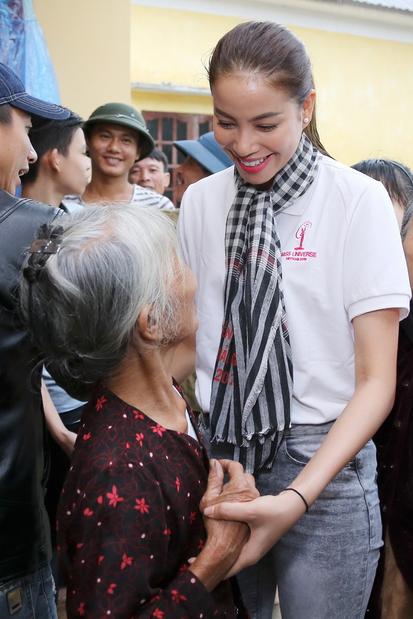 Nhìn lại hành trình thiện nguyện năm 2016 của hoa hậu Phạm Hương Nhìn lại hành trình thiện nguyện năm 2016 của hoa hậu Phạm Hương