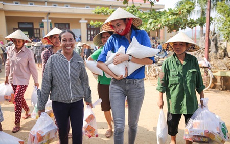 Nhìn lại hành trình thiện nguyện năm 2016 của hoa hậu Phạm Hương Nhìn lại hành trình thiện nguyện năm 2016 của hoa hậu Phạm Hương