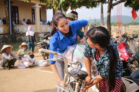 Nh&igrave;n lại h&agrave;nh tr&igrave;nh thiện nguyện năm 2016 của hoa hậu Phạm Hương