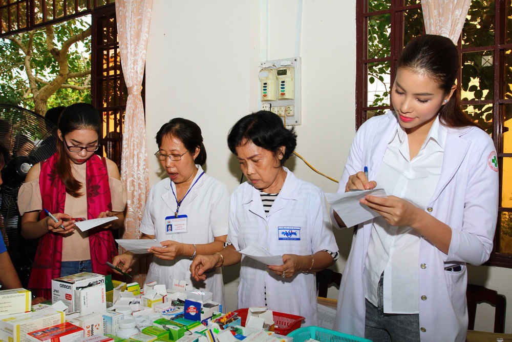 Nhìn lại hành trình thiện nguyện năm 2016 của hoa hậu Phạm Hương Nhìn lại hành trình thiện nguyện năm 2016 của hoa hậu Phạm Hương