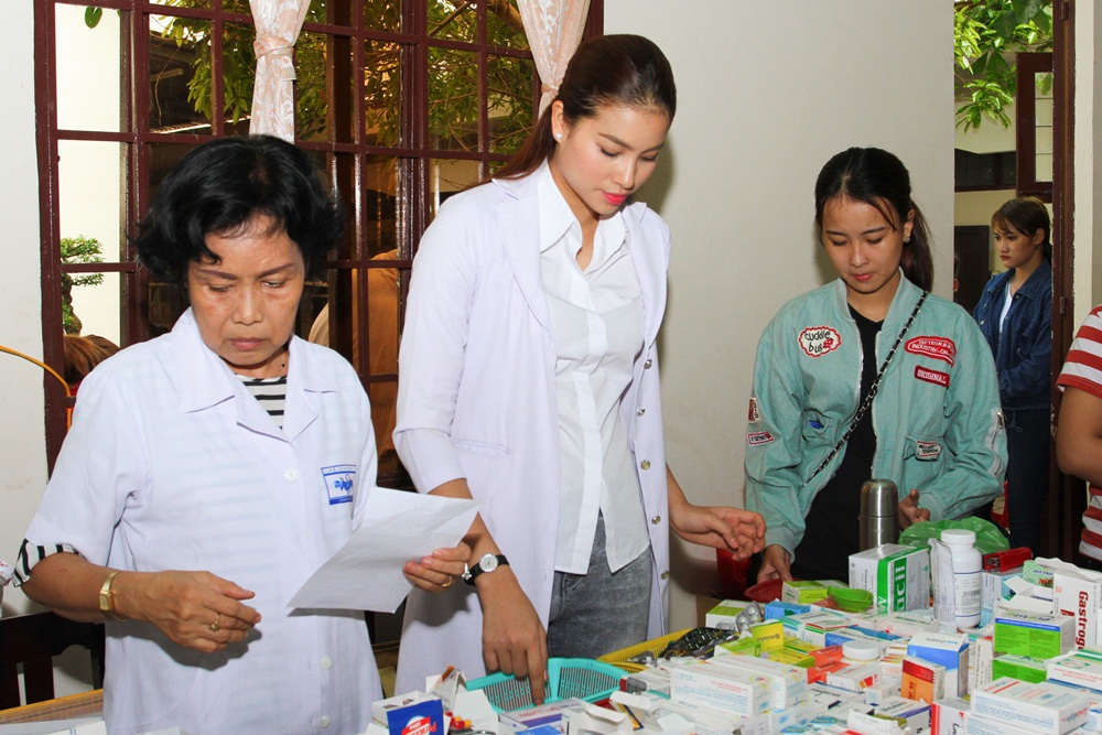 Nh&igrave;n lại h&agrave;nh tr&igrave;nh thiện nguyện năm 2016 của hoa hậu Phạm Hương