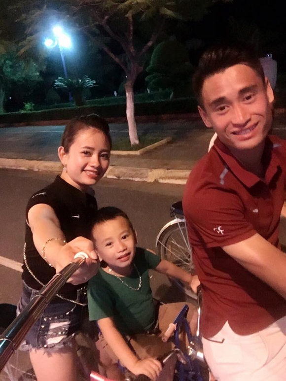 Cận cảnh nhan sắc xinh kh&ocirc;ng k&eacute;m 'hoa hậu' của vợ tiền đạo Vũ Minh Tuấn