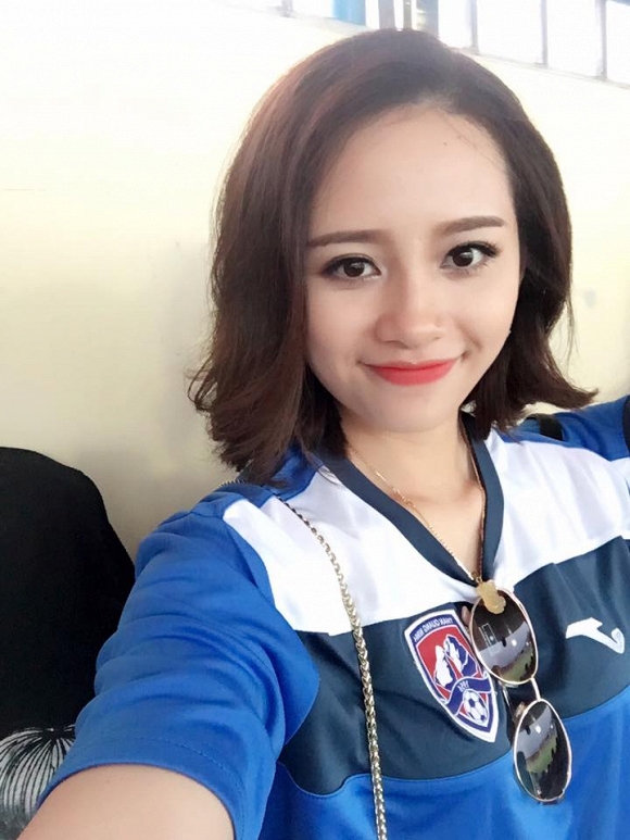 Cận cảnh nhan sắc xinh kh&ocirc;ng k&eacute;m 'hoa hậu' của vợ tiền đạo Vũ Minh Tuấn