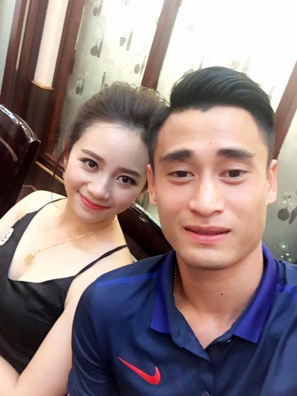 Cận cảnh nhan sắc xinh kh&ocirc;ng k&eacute;m 'hoa hậu' của vợ tiền đạo Vũ Minh Tuấn