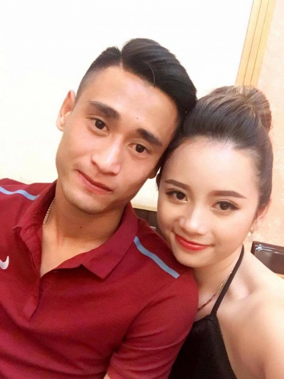 Cận cảnh nhan sắc xinh kh&ocirc;ng k&eacute;m 'hoa hậu' của vợ tiền đạo Vũ Minh Tuấn