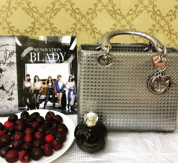 'Soi' bộ sưu tập túi xách Dior hàng hiệu của hoa hậu Phạm Hương 'Soi' bộ sưu tập túi xách Dior hàng hiệu của hoa hậu Phạm Hương
