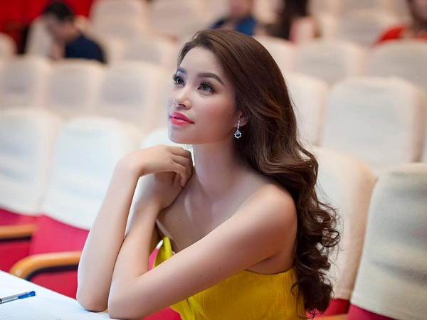 'M&ecirc; hoặc' với phong c&aacute;ch trang điểm ấn tượng của hoa hậu Phạm Hương