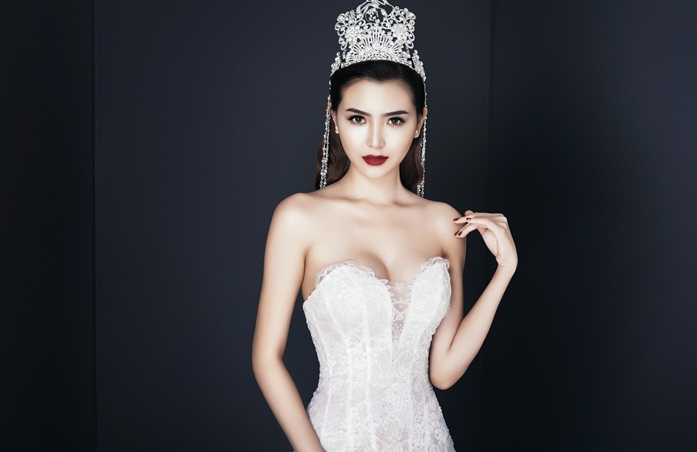 Ngọc Duy&ecirc;n đội vương miện đắt gi&aacute;, khoe d&aacute;ng đồng hồ c&aacute;t