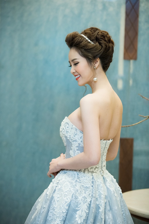 Thụy V&acirc;n vai trần giữa gi&aacute; lạnh, Tố Như lần đầu sexy 