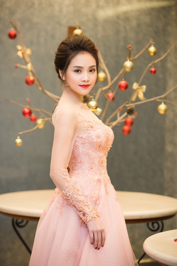Thụy V&acirc;n vai trần giữa gi&aacute; lạnh, Tố Như lần đầu sexy 