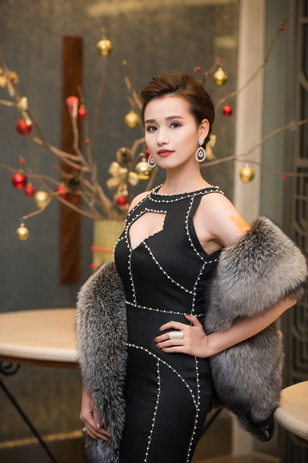 Thụy V&acirc;n vai trần giữa gi&aacute; lạnh, Tố Như lần đầu sexy 