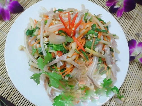 M&oacute;n gỏi tai heo ng&oacute; sen lạ miệng (Ảnh: Kh&aacute;m ph&aacute;)