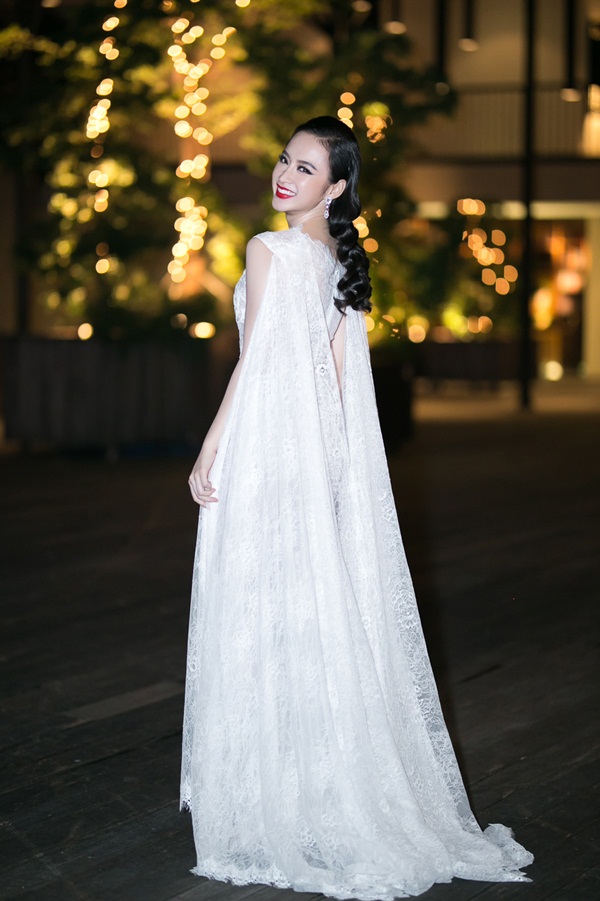 So vẻ gợi cảm của Angela Phương Trinh v&agrave; Thủy Top 