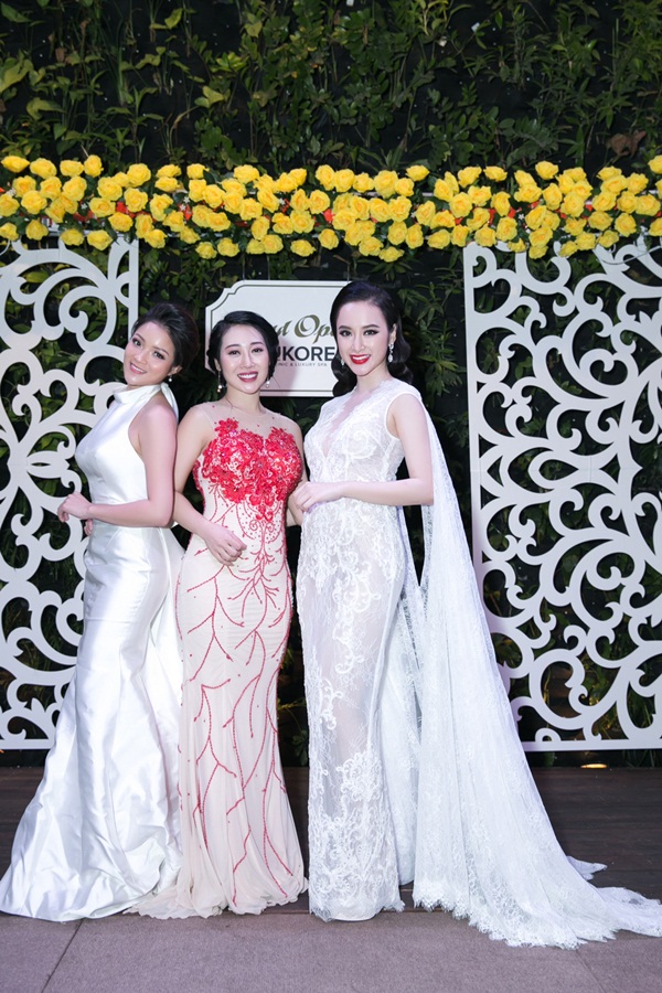 So vẻ gợi cảm của Angela Phương Trinh v&agrave; Thủy Top 