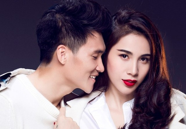 Vợ chồng Thủy Ti&ecirc;n - C&ocirc;ng Vinh t&igrave;nh cảm dạo phố, ăn vặt c&ugrave;ng nhau