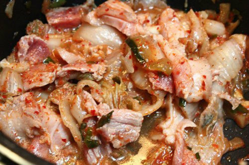 X&agrave;o thịt c&ugrave;ng kim chi (Ảnh: Internet)