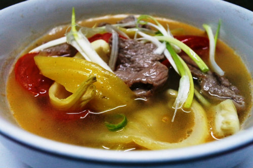 M&oacute;n canh thịt b&ograve; nấu dưa chua đầy đủ chất dinh dưỡng m&agrave; lại dễ l&agrave;m (Ảnh: Internet)