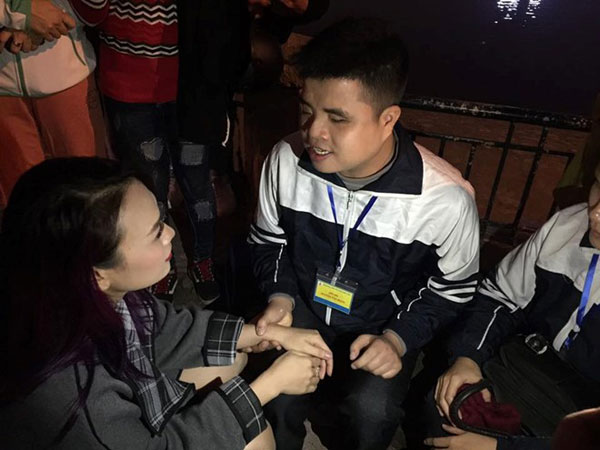 H&agrave;nh động đẹp của Mỹ T&acirc;m trong đ&ecirc;m Gi&aacute;ng Sinh g&acirc;y x&uacute;c động