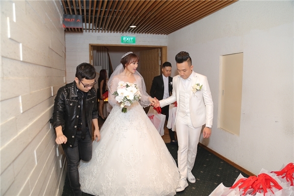 Cận cảnh hai chiếc v&aacute;y cưới đẹp như c&ocirc;ng ch&uacute;a Trấn Th&agrave;nh đặt thiết kế ri&ecirc;ng cho Hari Won