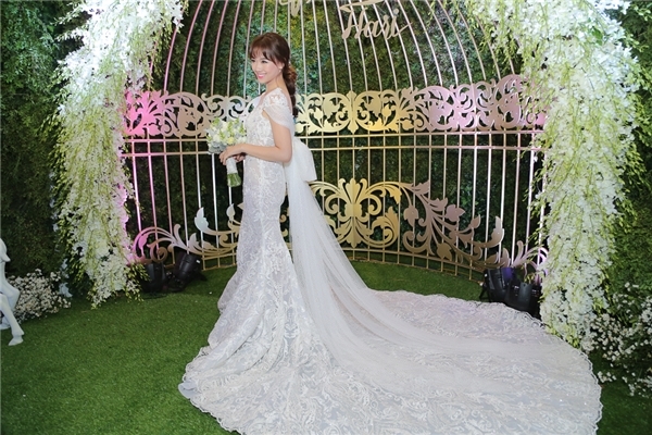 Cận cảnh hai chiếc v&aacute;y cưới đẹp như c&ocirc;ng ch&uacute;a Trấn Th&agrave;nh đặt thiết kế ri&ecirc;ng cho Hari Won