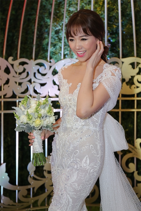 Cận cảnh hai chiếc v&aacute;y cưới đẹp như c&ocirc;ng ch&uacute;a Trấn Th&agrave;nh đặt thiết kế ri&ecirc;ng cho Hari Won