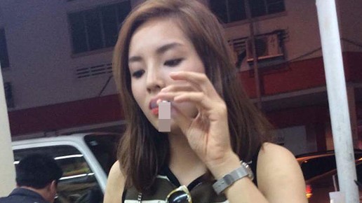 Kỳ Duy&ecirc;n h&uacute;t thuốc, thổi b&oacute;ng cười: Vương miện Hoa hậu c&oacute; bị tước? 