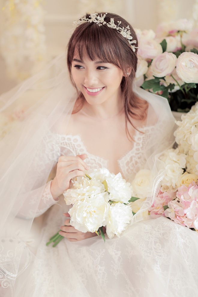 Bộ ảnh cưới của Trấn Th&agrave;nh v&agrave; Hari Won chụp tại Việt Nam tiếp tục khiến nhiều người h&acirc;m mộ v&igrave; qu&aacute; l&atilde;ng mạn, tinh nghịch, trẻ trung.