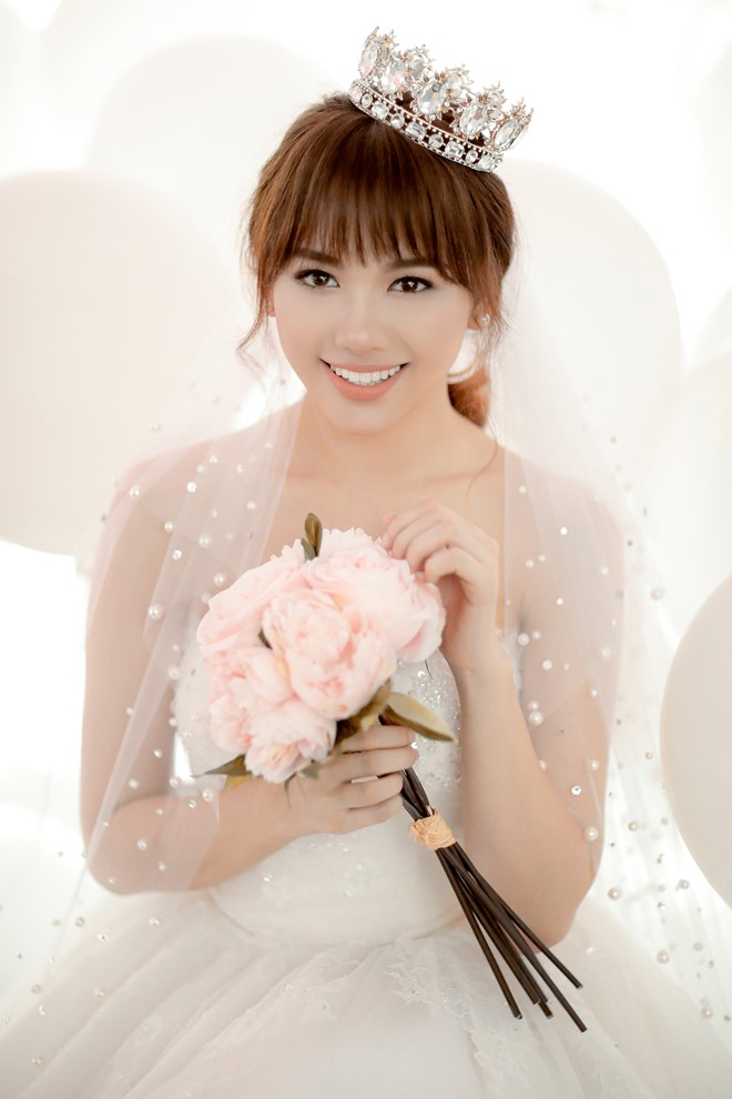 Bộ ảnh cưới của Trấn Th&agrave;nh v&agrave; Hari Won chụp tại Việt Nam tiếp tục khiến nhiều người h&acirc;m mộ v&igrave; qu&aacute; l&atilde;ng mạn, tinh nghịch, trẻ trung.