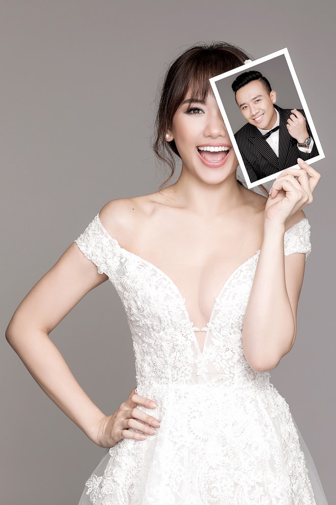 Bộ ảnh cưới của Trấn Th&agrave;nh v&agrave; Hari Won chụp tại Việt Nam tiếp tục khiến nhiều người h&acirc;m mộ v&igrave; qu&aacute; l&atilde;ng mạn, tinh nghịch, trẻ trung.