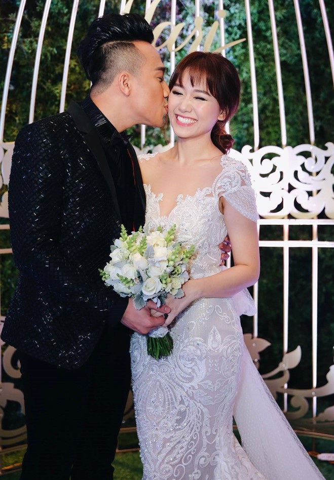 Bộ ảnh cưới của Trấn Th&agrave;nh v&agrave; Hari Won chụp tại Việt Nam tiếp tục khiến nhiều người h&acirc;m mộ v&igrave; qu&aacute; l&atilde;ng mạn, tinh nghịch, trẻ trung.