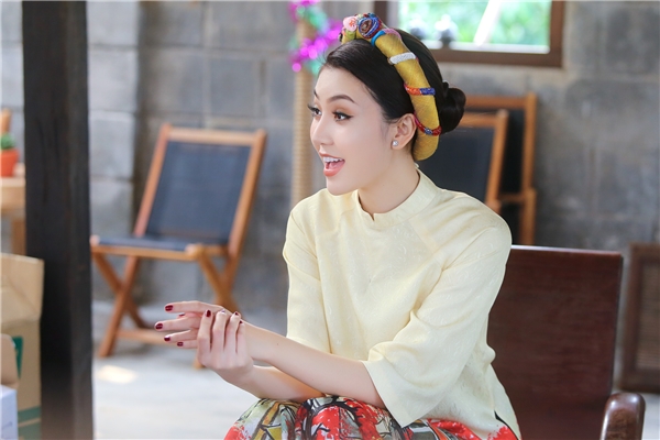 Ngọc Duyên diện áo dài cách tân, tất bật chạy show cuối năm