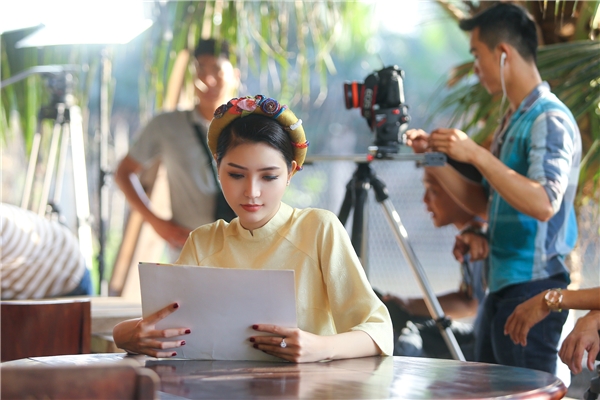 Ngọc Duyên diện áo dài cách tân, tất bật chạy show cuối năm