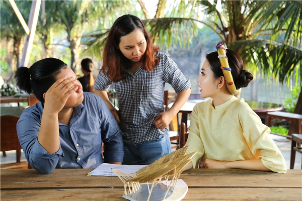 Ngọc Duyên diện áo dài cách tân, tất bật chạy show cuối năm