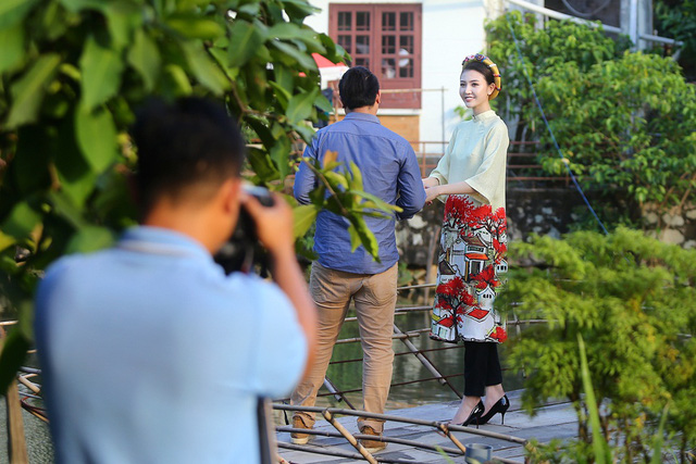 Ngọc Duyên diện áo dài cách tân, tất bật chạy show cuối năm