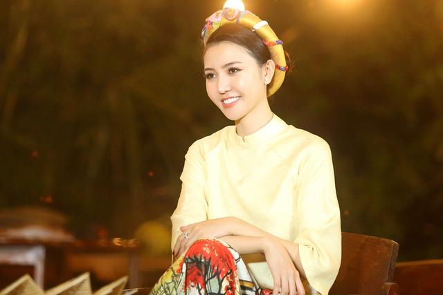 Ngọc Duyên diện áo dài cách tân, tất bật chạy show cuối năm